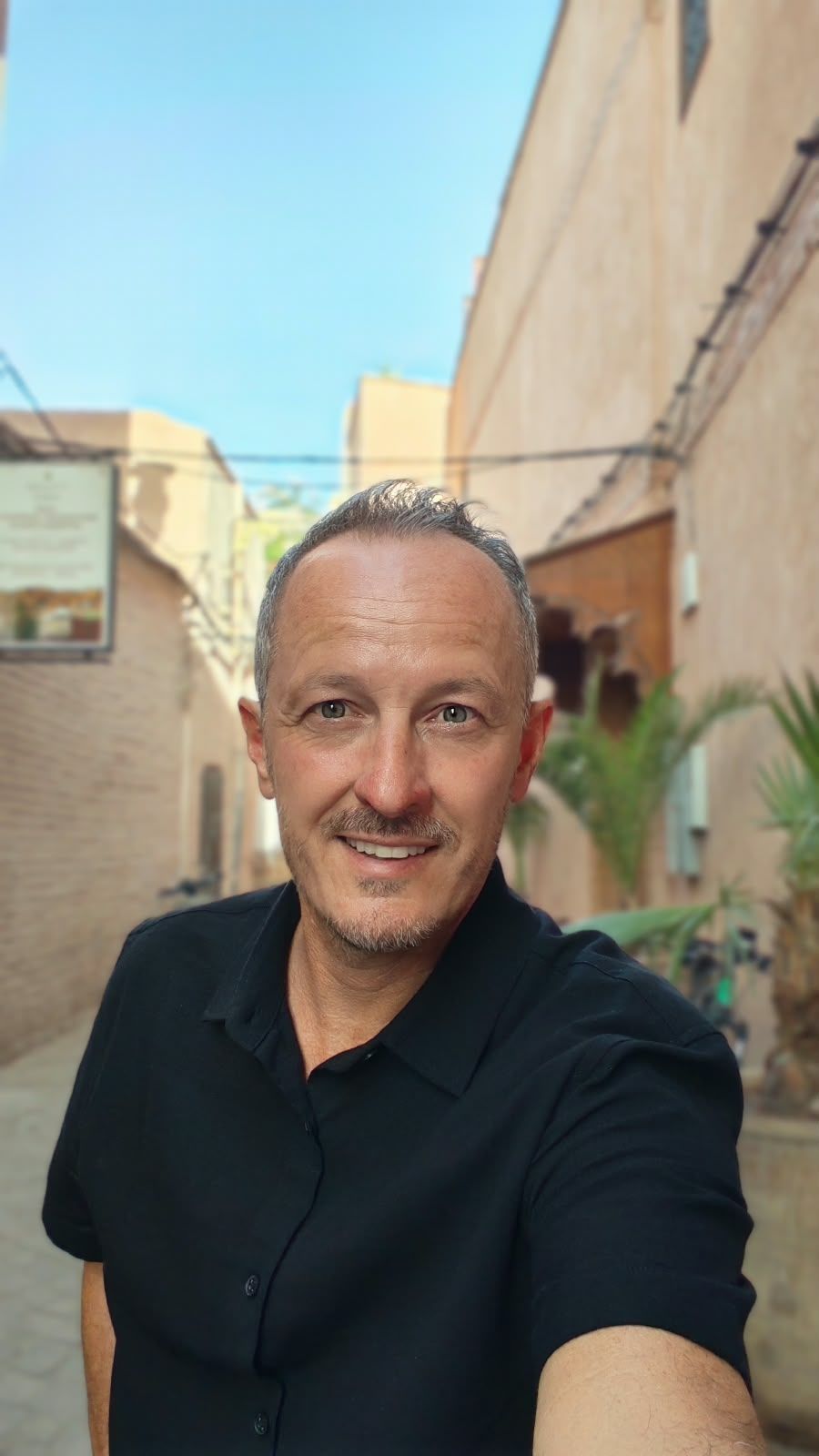 François, professionnel de l'immobilier, dans une ruelle de la Médina de Marrakech