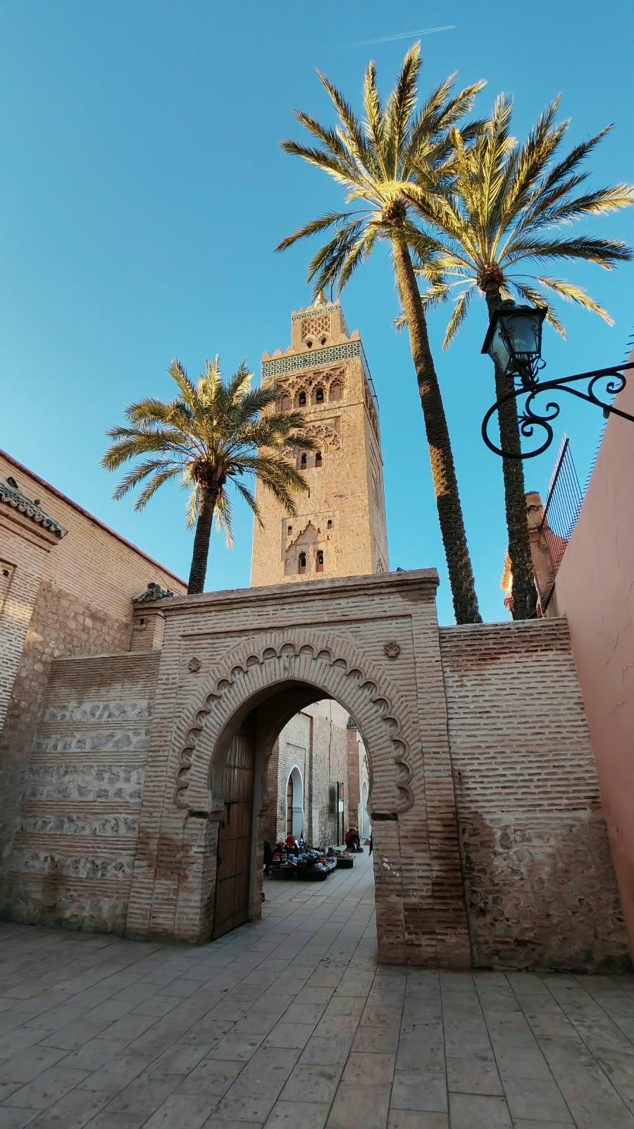Le minaret de la Koutoubia vu depuis une ruelle de la Médina de Marrakech