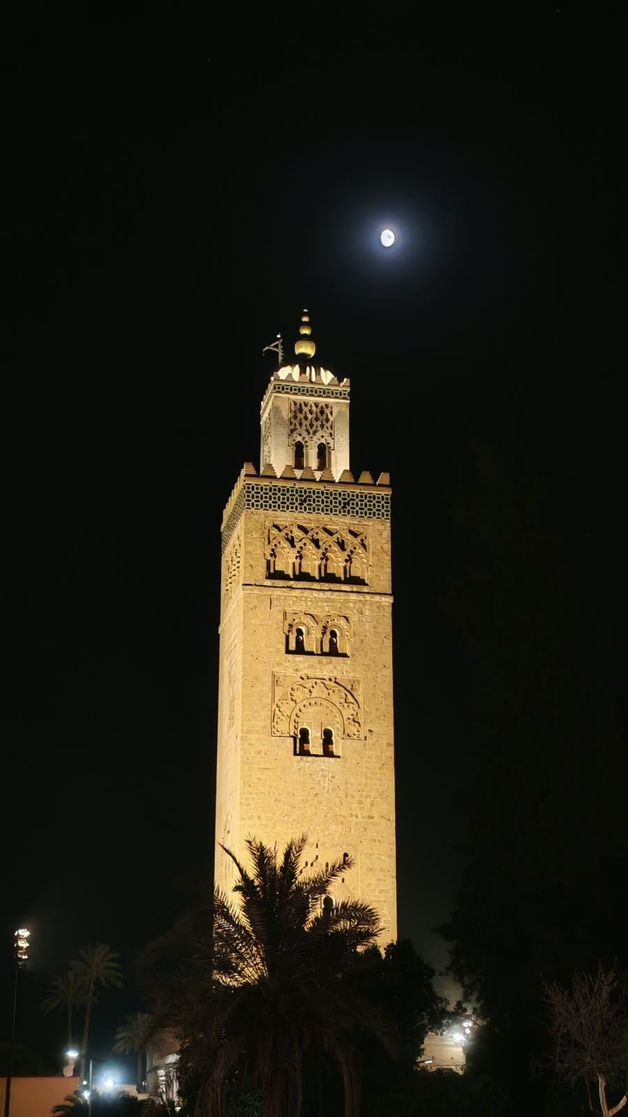 Le minaret de la Koutoubia éclairé la nuit sous la pleine lune