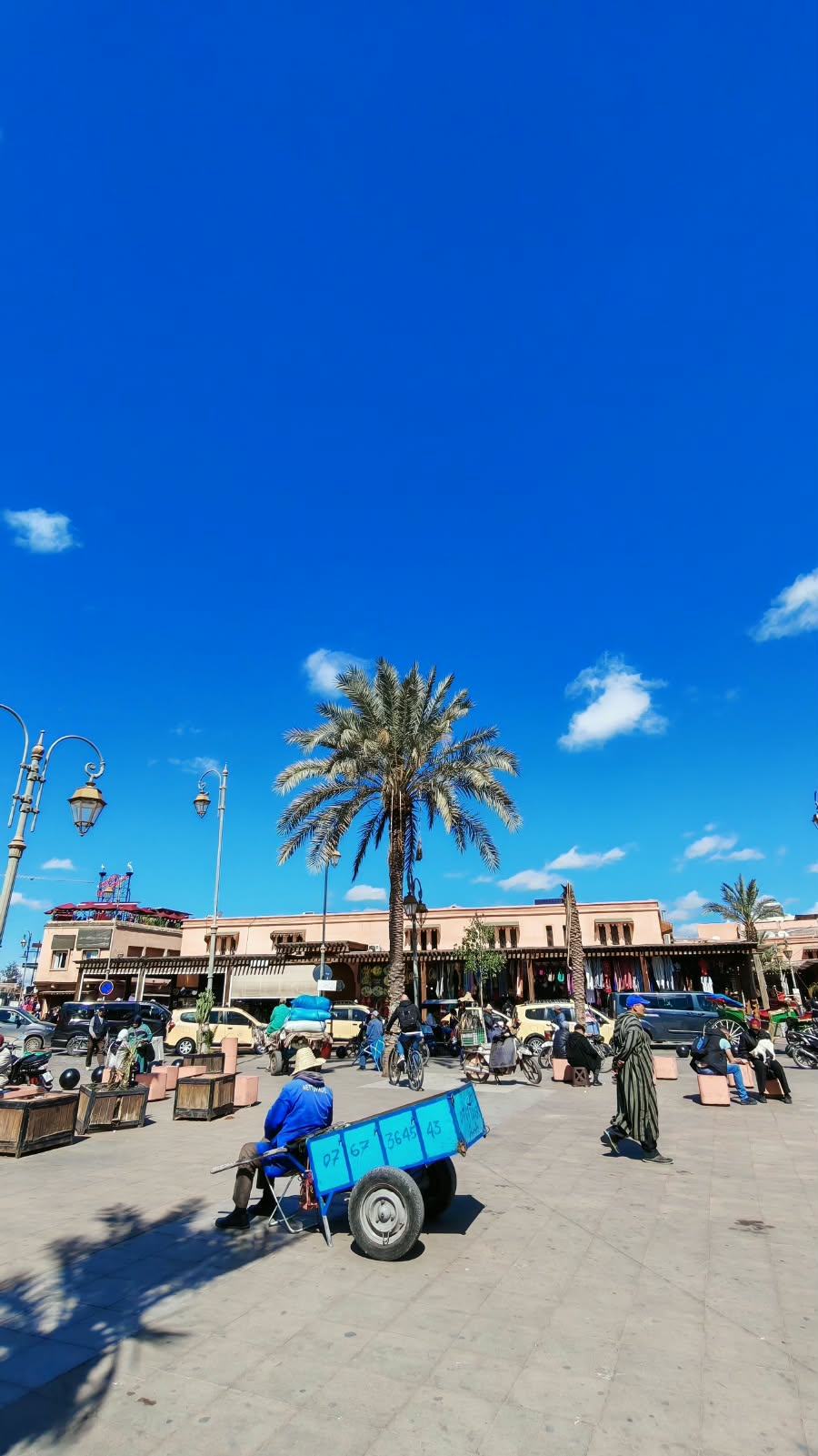 Place animée de Marrakech en journée