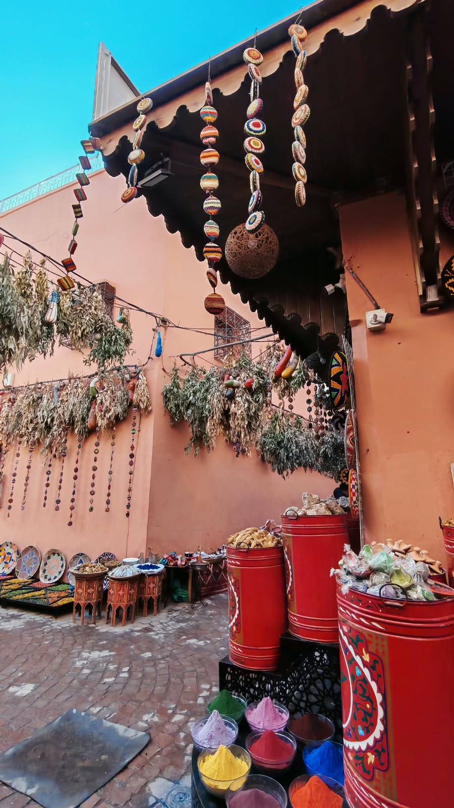 Échoppe d'épices et d'artisanat dans la Médina de Marrakech