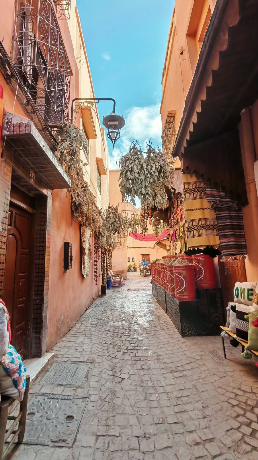 Ruelle commerçante de la Médina avec tapis et lanternes