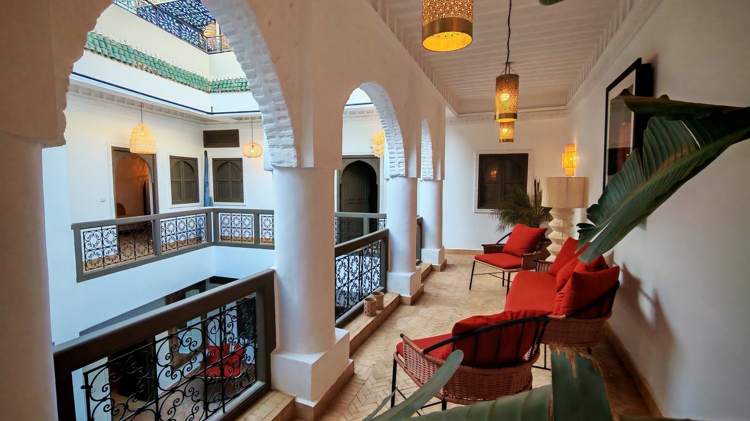 Galerie de l'étage d'un riad ouvrant sur le patio